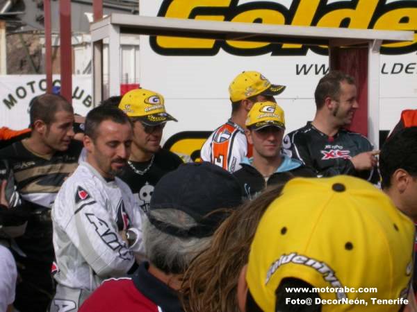 SPilotos de Motocross antes de la salida